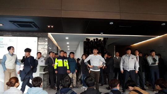 서울대 학생 20여명, 다시 본관 점거 농성 돌입