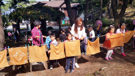 운악산자연휴양림에서 아이들이 천연염색 체험을 하고 있다. 사진제공=국립자연휴양림관리소