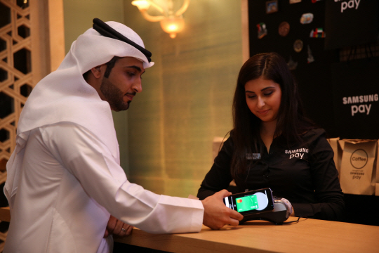 27일(현지시간) 아랍에미리트연합 두바이에서 열린 삼성페이 런칭행사에서 현지 소비자가 서비스를 체험하고 있다./사진제공=삼성전자