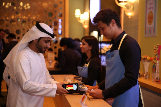27일(현지시간) 아랍에미리트연합 두바이에서 열린 삼성페이 런칭행사에서 현지 소비자가 서비스를 체험하고 있다./사진제공=삼성전자