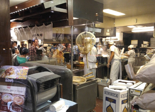 ‘마루카메 우동’ 내부. 소비자와 식당 모두가 만족할 수 있는 시스템을 구축했다.