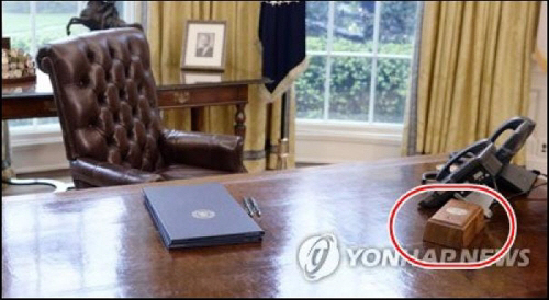 책상위 빨간 버튼은 핵무기 버튼?…트럼프 집무실의 비밀