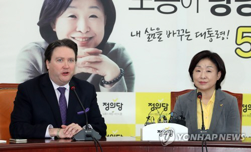 마크 내퍼 주한 미국 대사대리(왼쪽)와 정의당 심상정 대선후보/연합뉴스