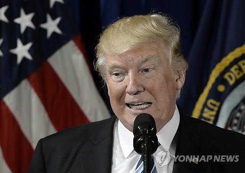 트럼프 대통령은 27일 백악관에서 가진 한 언론과의 인터뷰에서 “한국은 사드(THAAD·고고도미사일방어체계) 배치에 대한 비용을 지불해야 할 것”이라고 말했다./연합뉴스