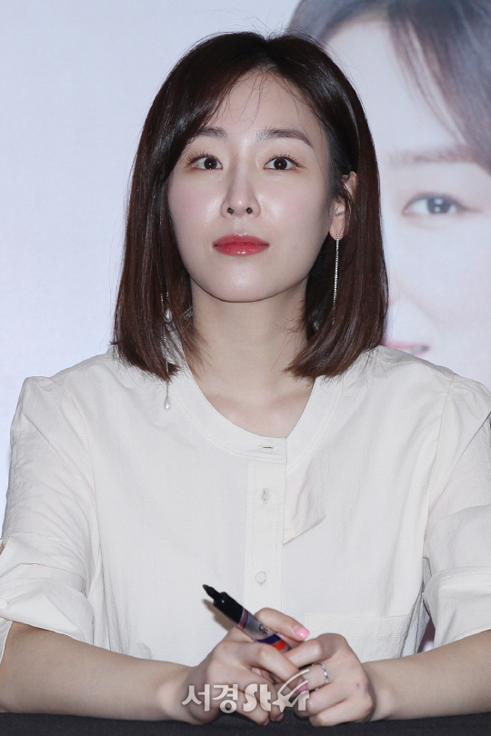 배우 서현진이 29일 오후 코엑스에서 모 한방 헤어케어 브랜드 팬사인회에 참석해 포토타임을 갖고 있다.