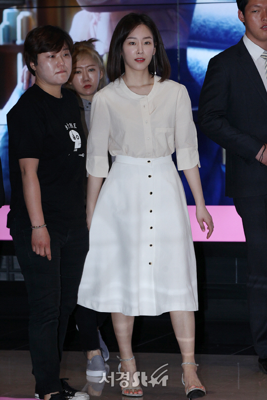 배우 서현진이 29일 오후 코엑스에서 모 한방 헤어케어 브랜드 팬사인회에 참석해 포토타임을 갖고 있다.