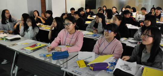 28일 서울경제1일기자체험에 참가한 미성중학교 학생들이 본격적인 강의에 앞서 간단한 게임으로 협동심을 배우고 있다./사진=백상경제연구원