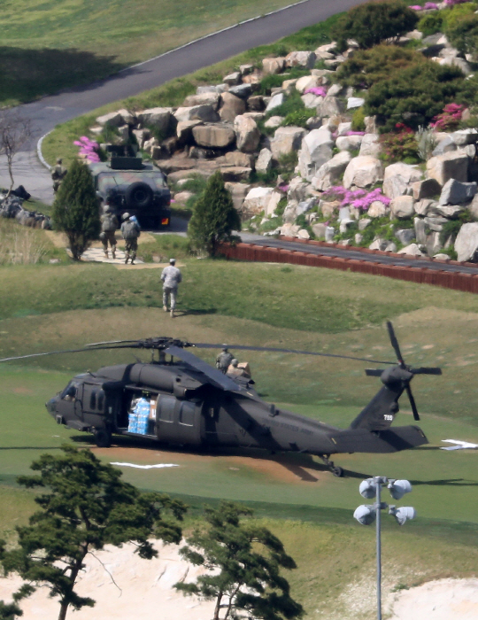 28일 오후 경북 성주군 성주골프장에 배치된 사드 운용 장비 인근에 미군 헬기가 착륙해 있다. /연합뉴스