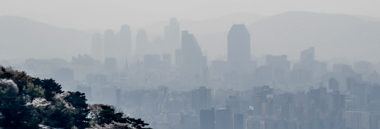 황사의 영향을 받아 전국 대부분 지방에 미세먼지 농도가 ‘주의’ 수준까지 오른 21일 서울 N타워에서 바라본 도심이 뿌옇게 보이고 있다./송은석기자