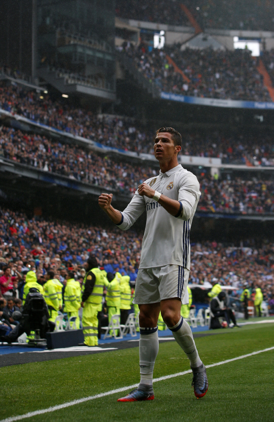 Football Soccer- Spanish La Liga Santander - Real Madrid v Valencia- Santiago Bernabeu Stadium, Madrid, Spain - 29/04/17 - Real Madrid‘s Cristiano Ronaldo celebrates scoring. REUTERS/Susana Veraa86    <저작권자(c) 연합뉴스, 무단 전재-재배포 금지>