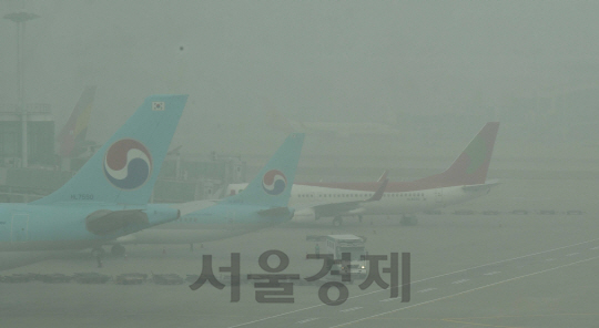 큰 일교차로 인천국제공항에 짙은 안개가 낀 1일 오전 항공기들이 김포공항 및 인근 공항으로 회항을 하고 출발편 항공기도 대규모 지연되는등 여행객들이 불편을 겪고 있다./영종도=이호재기자.s020792@sedaily.com