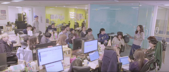 2016년 스타일쉐어 사무실에서 직원들과 자유롭게 의견을 나누고 있는 윤자영(오른쪽) 대표의 모습. /사진제공=윤자영 대표