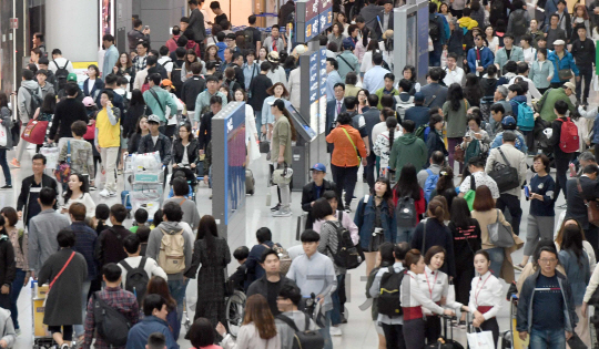 5월 황금연휴가 이어지고 있는 1일 오전 인천국제공항 출국장 면세구역에는 일본, 동남아등 유명 해외 관광지로 출발하는 여행객들로 인산인해를 이루고 있다./영종도=이호재기자.s020792@sedaily.com