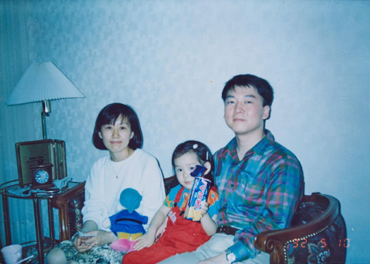 안철수(오른쪽) 국민의당 대선후보가 젊은 시절 아내 김미경(왼쪽) 교수, 딸 설희양과 함께 다정한 한때를 보내고 있다. /사진제공=국민의당