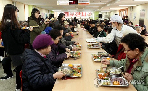 30일 오전 서울 광진구 자양고등학교에서 학생들이 지역 어르신들에게 한 끼 식사를 대접하고 있다. /연합뉴스