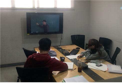 1일 서울 시내 한 대학 도서관에 마련된 세미나룸에서 취업활동에 나선 학생들이 인터넷 강의를 듣고 있다. /변수연기자