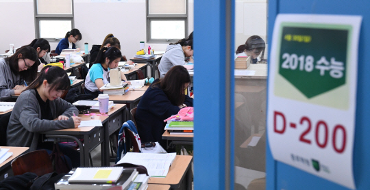 대학 수능을 200일 앞둔 4월30일 일요일에 서울 중구 종로학원에서 학생들이 공부하고 있다. /송은석기자
