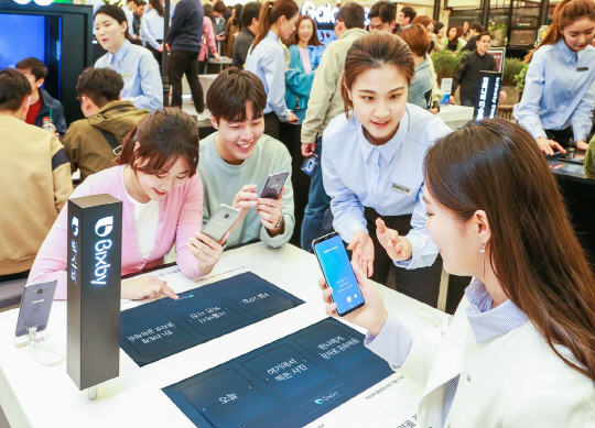 갤럭시S8 고객들이 갤럭시S8 시리즈에 탑재된 인공지능(AI) 가상비서 ‘빅스비’의 음성인식 기능인 ‘빅스비 보이스’를 이용하고 있다. 삼성전자는 1일부터 국내에 출시된 갤럭시S8시리즈에 한국어 음성인식 서비스를 시작했다. /사진제공=삼성전자