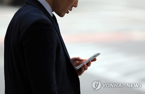 1인당 월평균 스마트폰 데이터 사용량이 6GB에 달하는 것으로 조사됐다./연합뉴스