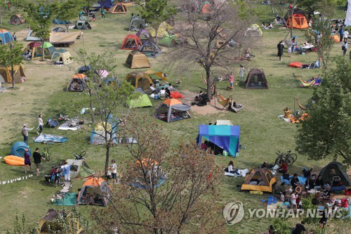한강공원에서 나들이를 즐기는 시민들의 모습/출처=연합뉴스