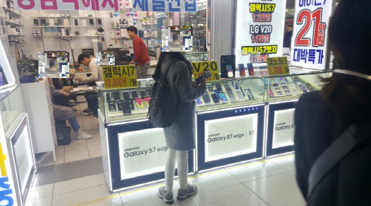 서울 강남역 지하에 자리한 휴대폰 판매점에서 소비자들이 상담을 받고 있다./서울경제 DB