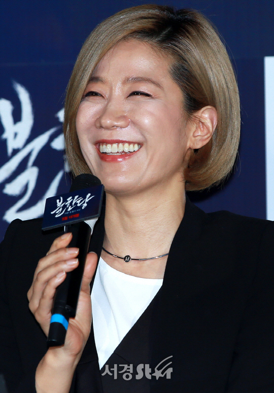 배우 전혜진이 2일 오후 서울 성동구 CGV 왕십리에서 열린 영화 ‘불한당: 나쁜 놈들의 세상’ 언론시사회에서 취재진의 질문에 답변을 하고 있다.