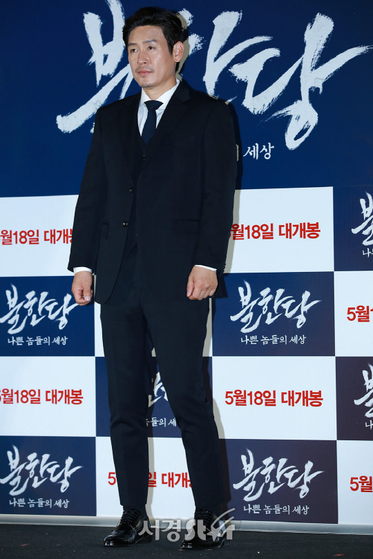 배우 설경구가 2일 오후 서울 성동구 CGV 왕십리에서 열린 영화 ‘불한당: 나쁜 놈들의 세상’ 언론시사회에서 포즈를 취하고 있다.