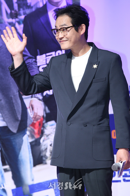배우 김성균이 2일 오후 롯데시네마 월드타워점에서 영화 ‘보안관’ VIP시사회에 참석해 포토타임을 갖고 있다.