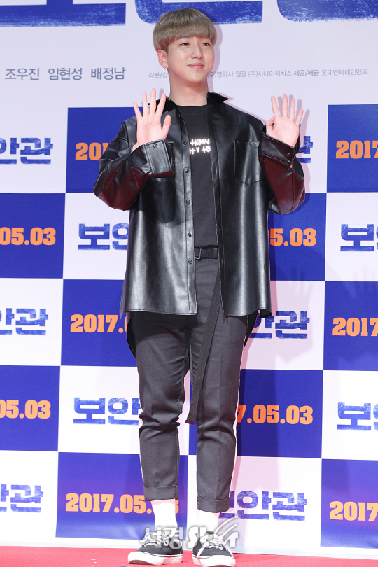B1A4 바로가 2일 오후 롯데시네마 월드타워점에서 영화 ‘보안관’ VIP시사회에 참석해 포토타임을 갖고 있다.