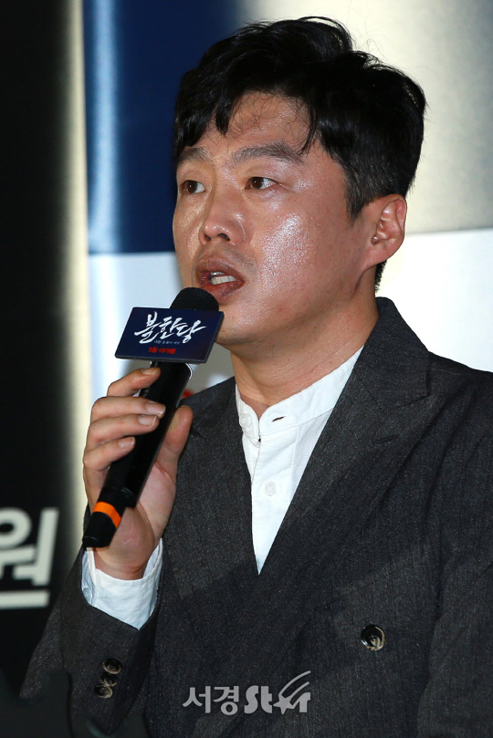 배우 김희원이 2일 오후 서울 성동구 CGV 왕십리에서 열린 영화 ‘불한당: 나쁜 놈들의 세상’ 언론시사회에서 취재진의 질문에 답을 하고 있다.