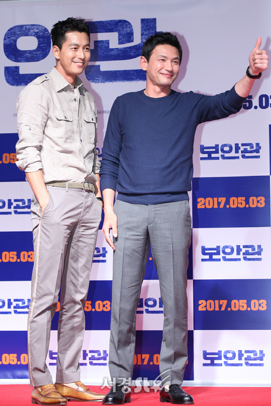 배우 정우성과 황정민이 2일 오후 롯데시네마 월드타워점에서 영화 ‘보안관’ VIP시사회에 참석해 포토타임을 갖고 있다.