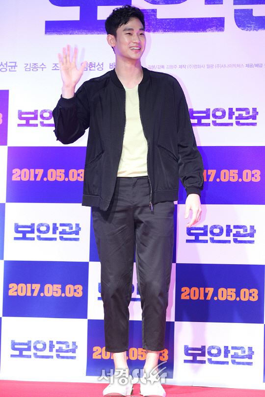 배우 김수현이 2일 오후 롯데시네마 월드타워점에서 영화 ‘보안관’ VIP시사회에 참석해 포토타임을 갖고 있다.