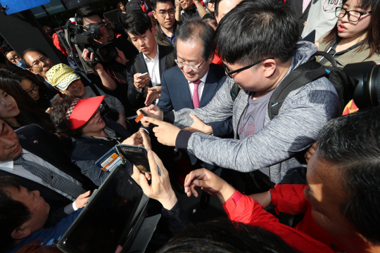 홍준표 자유한국당 대선후보가 지난달 27일 오후 충남 천안터미널 앞 광장에서 시민들과 인사를 하고 있다./연합뉴스