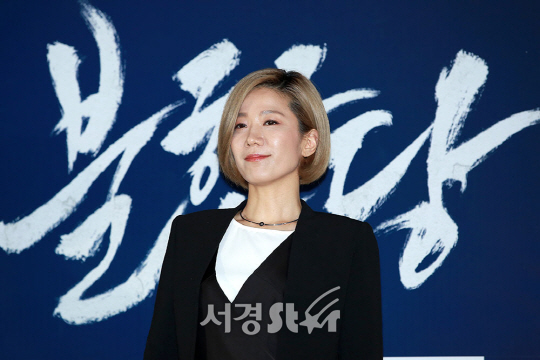 배우 전혜진이 2일 오후 서울 성동구 CGV 왕십리에서 열린 영화 ‘불한당: 나쁜 놈들의 세상’ 언론시사회에서 포즈를 취하고 있다.