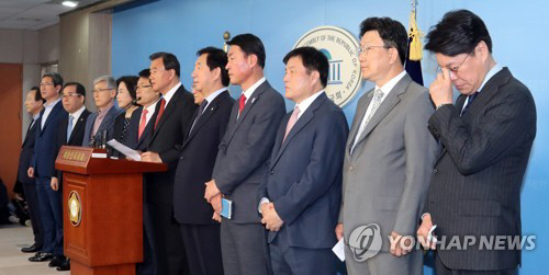 바른정당을 탈당하고 자유한국당으로 돌아간 13명의 의원들 /연합뉴스