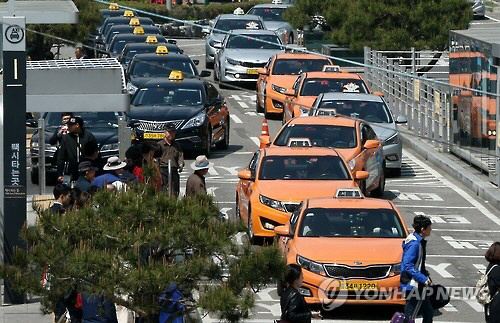 국토부가 ‘자격유지검사’ 대상에 택시기사를 포함한다는 개정안을 내놨다./연합뉴스