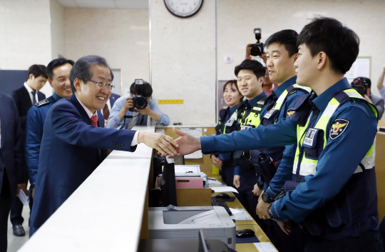 홍준표 자유한국당 대선후보가 3일 서울 마포의 홍익지구대를 방문해 경찰들과 악수하고 있다. /연합뉴스