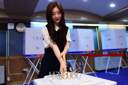 다이아 정채연이 4일 오전 서울 강남구 청담동 주민센터에서 제19대 대통련선거 사전투표를 하고 있다.