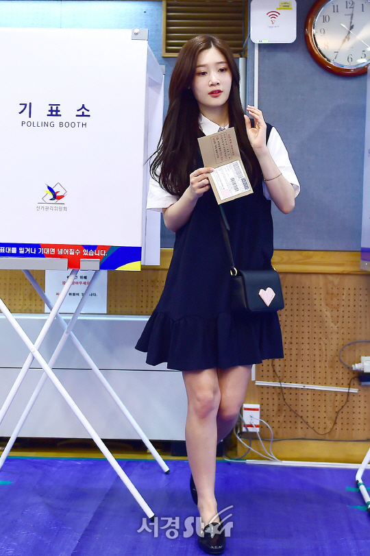 다이아 정채연이 4일 오전 서울 강남구 청담동 주민센터에서 제19대 대통련선거 사전투표를 하고 있다.