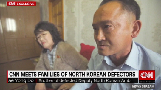 지난해 탈북한 태영호 전 영국 주재 북한 대사관 공사의 가족들이 CNN과의 인터뷰를 진행하고 있는 모습./출처=CNN 홈페이지 캡처