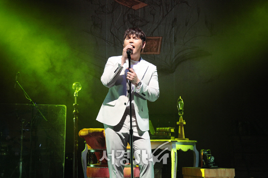 가수 한동근이 4일 오후 올림푸스홀에서 열린 1집 정규 앨범 ‘Your Diary’ 청음회에 참석해 노래를 선보이고 있다.