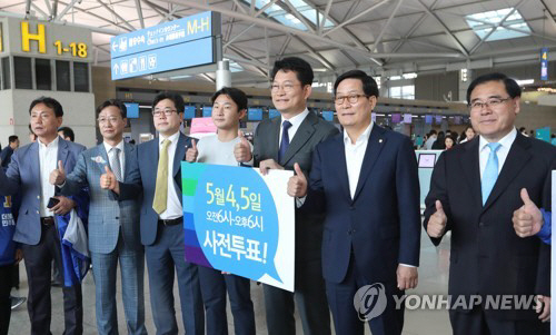 더불어민주당 송영길 총괄선대본부장과 신동근 의원, 전 축구 국가대표 이천수씨가 제19대 대통령선거 사전투표가 시작된 4일 오전 인천국제공항에서 사전투표 캠페인을 벌이고 있다./연합뉴스