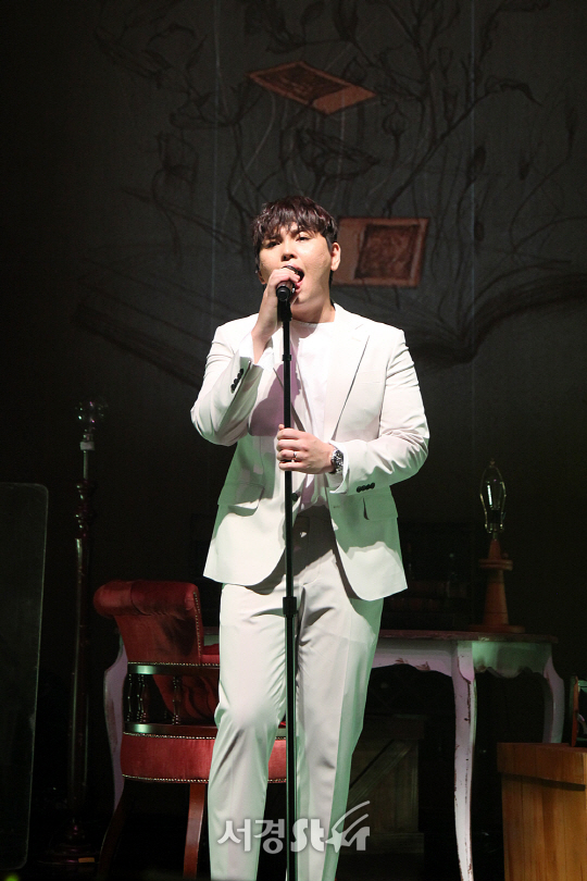 가수 한동근이 4일 오후 올림푸스홀에서 열린 1집 정규 앨범 ‘Your Diary’ 청음회에 참석해 노래를 선보이고 있다.
