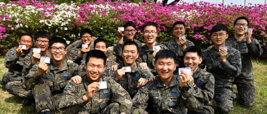 공군 제8전투비행단 장병들이 기부할 헌혈증을 들고 기념촬영하며 환하게 웃고 있다. 공군 제8전투비행단은 지난 5년간 장병들이 모은 5,000장의 헌혈증을 원주세브란스기독병원에 기부했다. /사진제공=공군