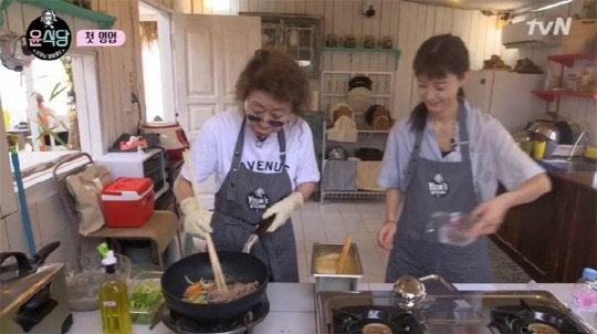 윤식당 논란 이제 그만! 윤여정 “더 이상 예능 나가지 않아” 위생은 정말 예민하신 분