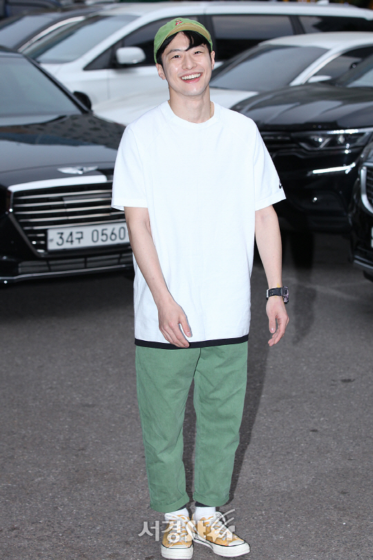 배우 오광석이 4일 여의도 한 음식점에서 열린 MBC수목드라마 ‘자체발광 오피스’ 종방연에 참석해 포토타임을 갖고 있다.