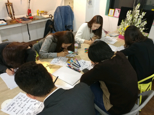 서울 상수동의 한 캘리그래피 학원에서 수강생들이 글씨를 베껴쓰는 연습을 하고 있다./사진제공=시울캘리그라피