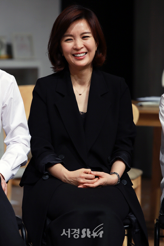 배우 신은정이 4일 오후 서울 중구 충무아트센터 중극장 블랙에서 진행된 연극 ‘킬미나우’ 프레스콜에서 미소를 짓고 있다.