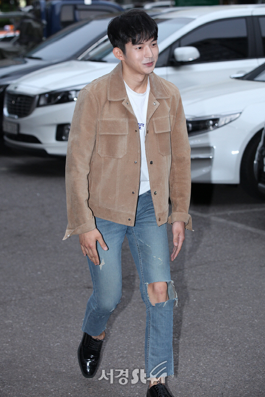 배우 김희찬이 4일 여의도 한 음식점에서 열린 MBC수목드라마 ‘자체발광 오피스’ 종방연에 참석해 포토타임을 갖고 있다.