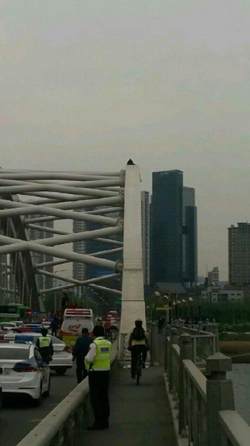 4일 서울 마포구 양화대교 아치 위에서 이종배 사법시험존치를위한고시생모임 대표가 고공농성을 벌이고 있다. /사진제공=연합뉴스